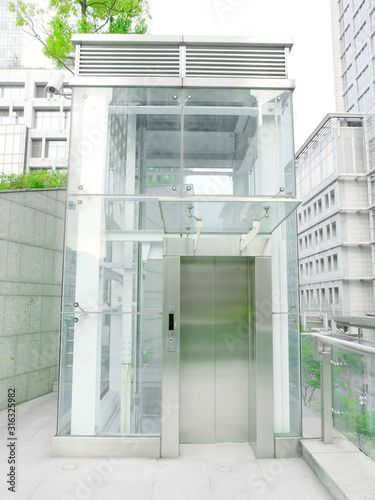 Outdoor transparent elevator