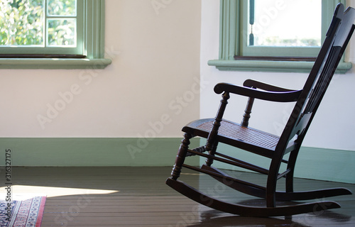 Foto Rocking chair of the room of the window of the day when it was fine