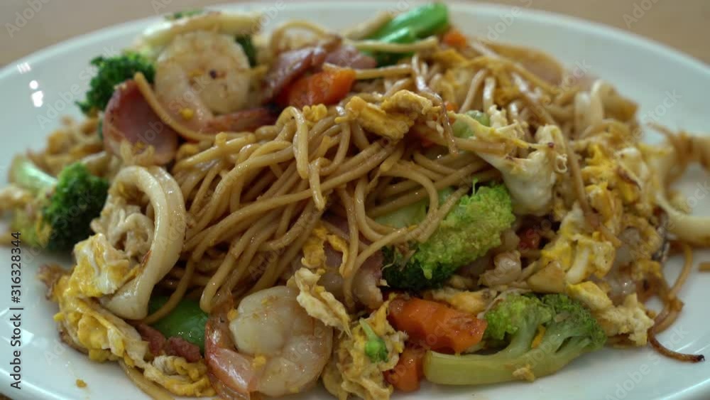 stir-fried noodles with seafood and vegetable stir-fried noodles with seafood and vegetable