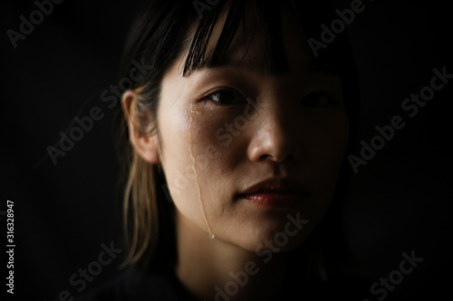涙を流す女性