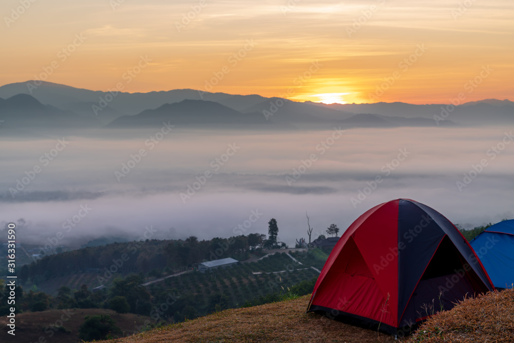 In the midst of the mist, the warm atmosphere of camping