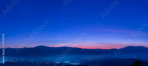 Fototapeta Naklejka Na Ścianę i Meble -  The beauty of the sky before the sun rises over the top of the mountain and a sea of fog below.