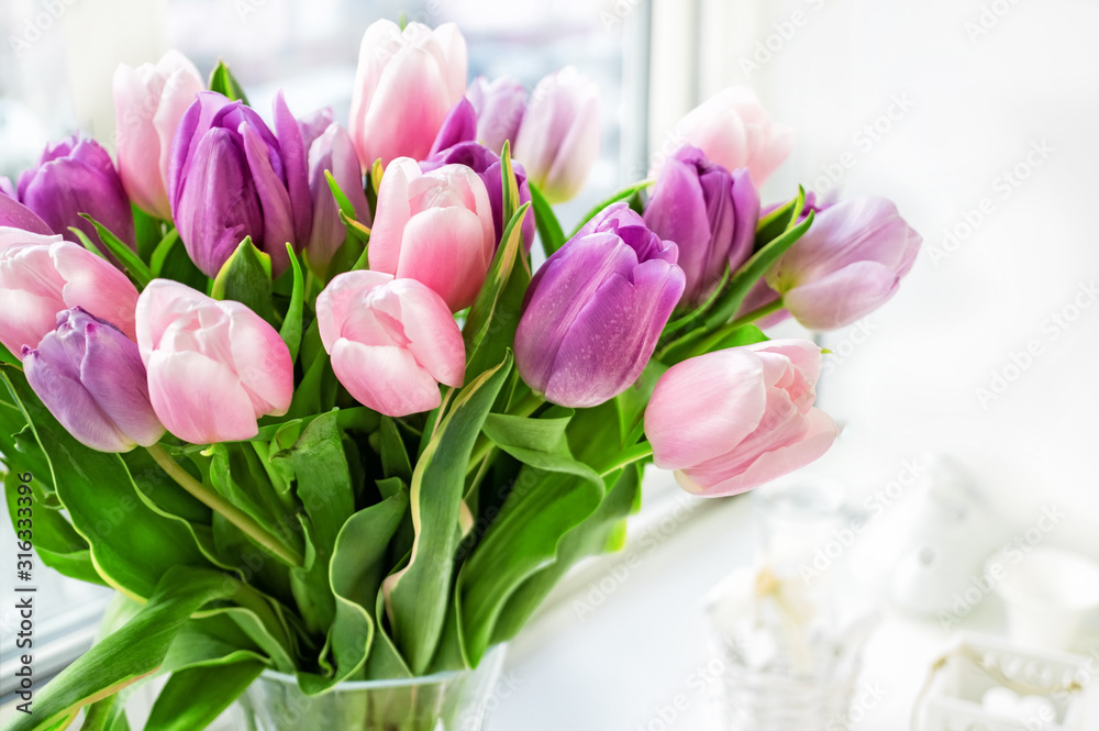 Εκτύπωση καμβά Beautiful bouquet of pink and purple tulips