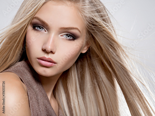 Foto Beautiful young woman with long straight white hair