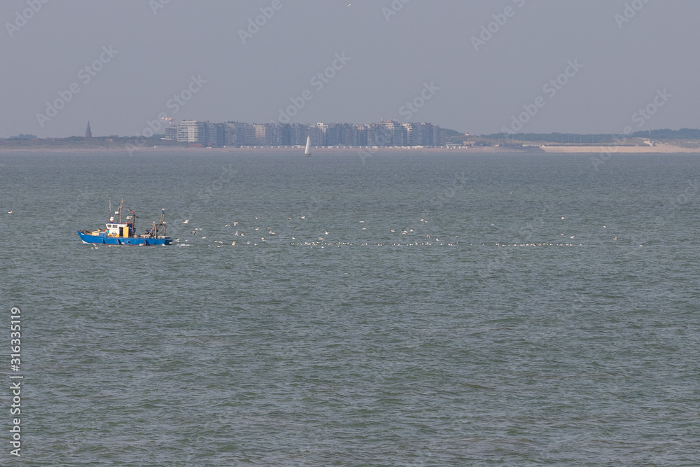 Fischerboot vor dem Hafen von Zeebrügge Fischerboot vor dem Hafen von Zeebrügge