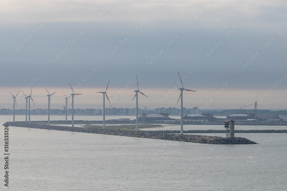 Windräder im Hafen von Zeebrügge