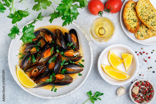 mussels in wine with garlic and parsley
