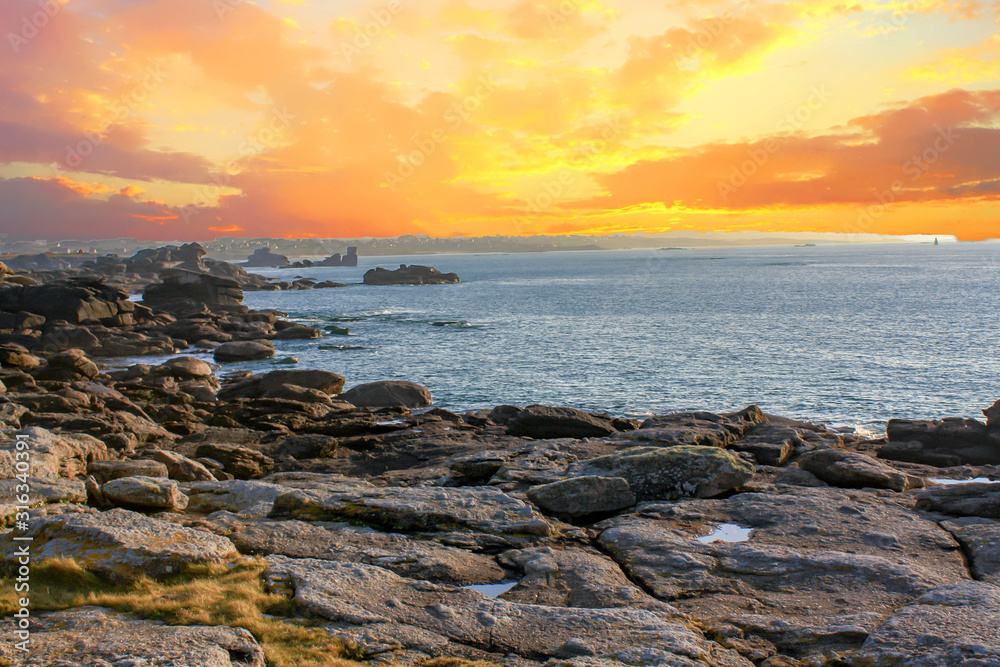 Plouhinec. Côte bretonne dans la baie d'Audierne. Finistère. Bretagne Plouhinec. Côte bretonne dans la baie d'Audierne. Finistère. Bretagne
