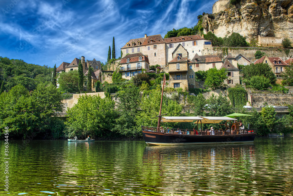 Passing Beynac et Cazenac on the Dordogne River, France