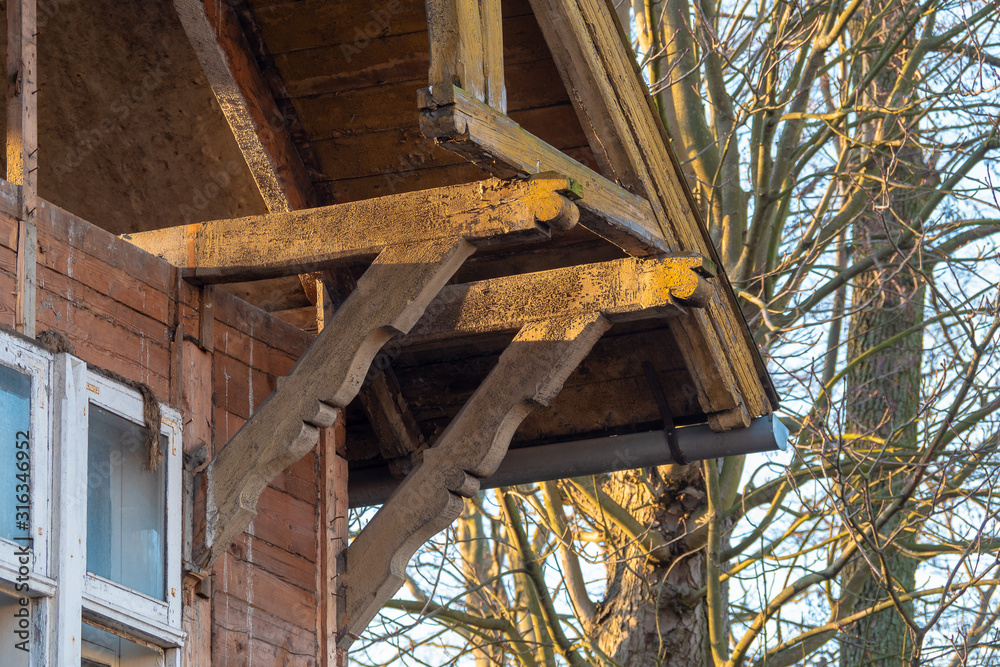 Obraz premium Overhaul of a wooden house. Old construction technology.