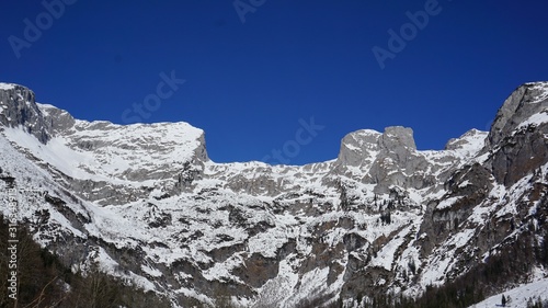 Blick auf die Gipfel vom Gebirge im Winter mit Schnee, Alpen, Tennengebirge