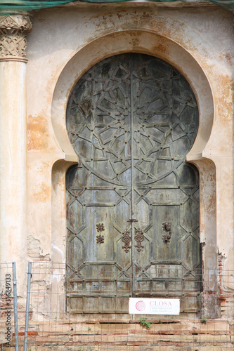 Puerta de la masía del parque del laberinto del arquitecto italiano Doménico Bagutti