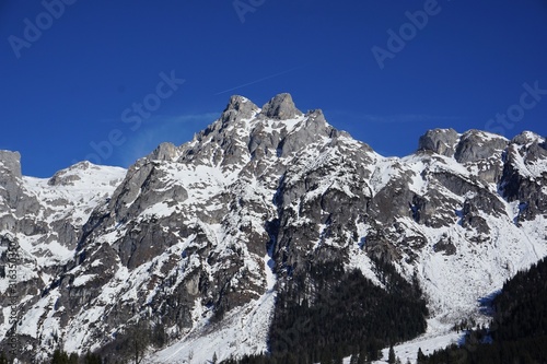 Blick auf das verschneite Tennengebirge - Schneelandschaft in Werfenweng  Austria - winter landscape with mountains