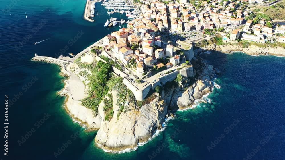 La citadelle de Calvi vue de dessus lors d'une belle journée ensoleillée en Corse, en France
