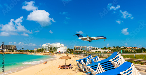 Cuadro en lienzo Landing of an airplane from Maho beach on the island of Saint Martin in the Cari