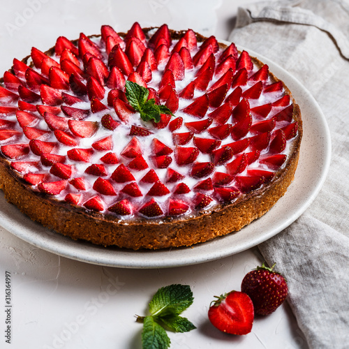 Strawberry cake with ricotta cheese