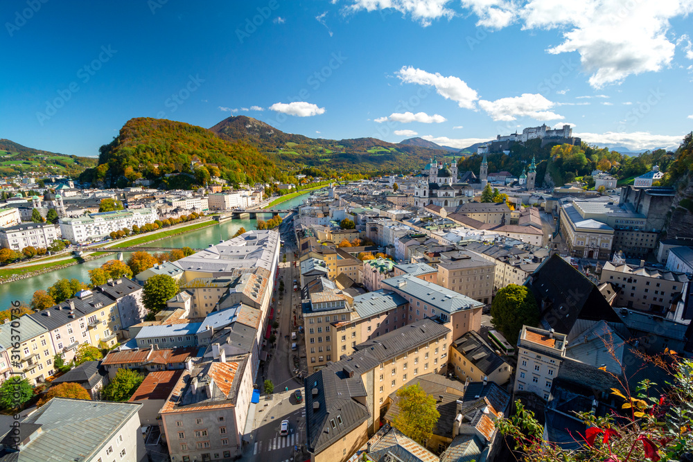 Fototapeta premium beautiful panorama of Salzburg town with castle and Salzach river