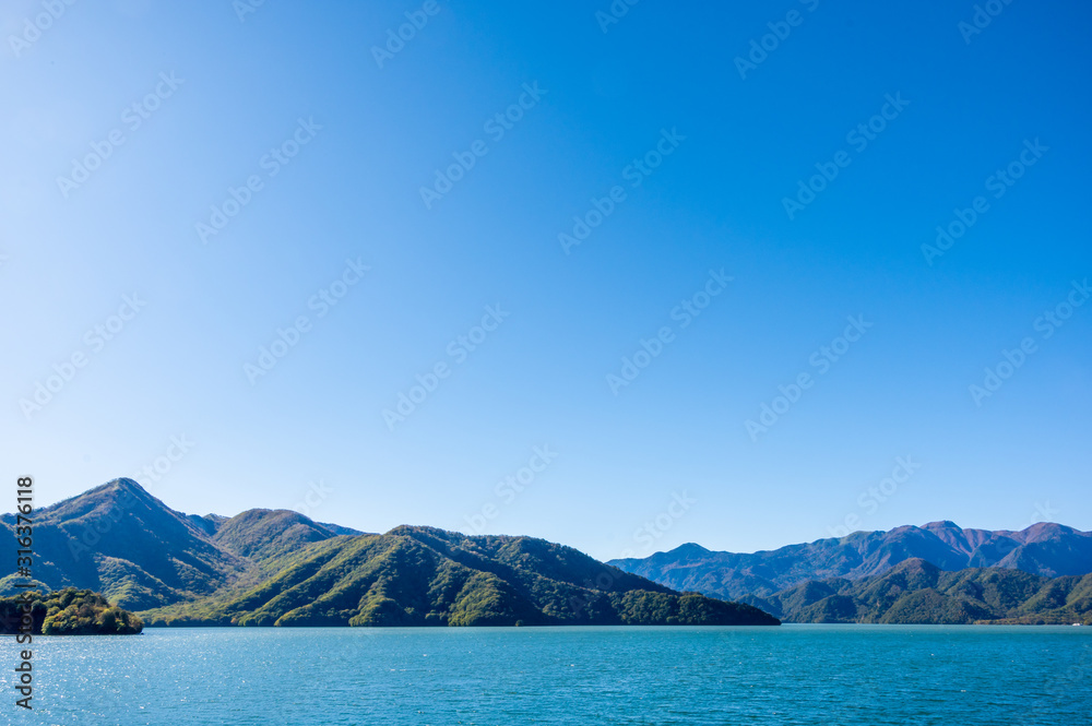 中禅寺湖と周りの山々