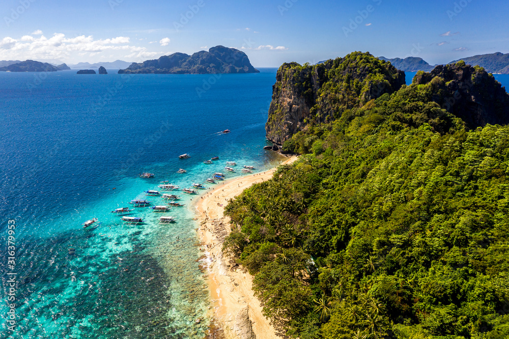 Obraz premium Top view of Helicopter Dilumacad island. Beautiful Philippines, El Nido, Palawan - Tour C