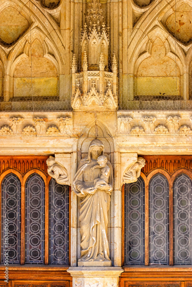 Obraz premium Madonna statue on a cathedral