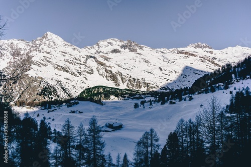 Snowy mountains during a sunny winter day in the alps, near the village of Sankt Moritz and Silvaplana, Switzerland - January 2020 © Roberto