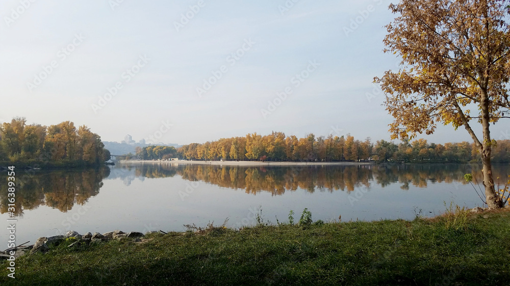 Fototapeta premium Autumn Landscape. A walk in the park along the lake