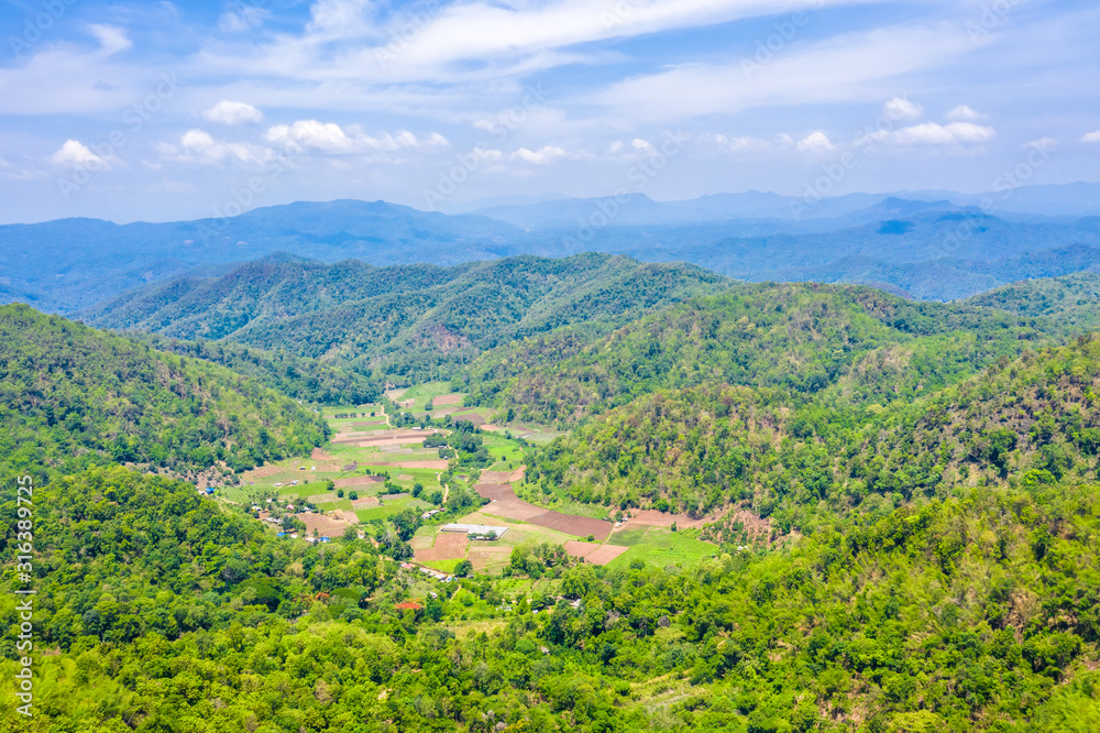 Obraz premium Green mountains in Chiangmai Thailand