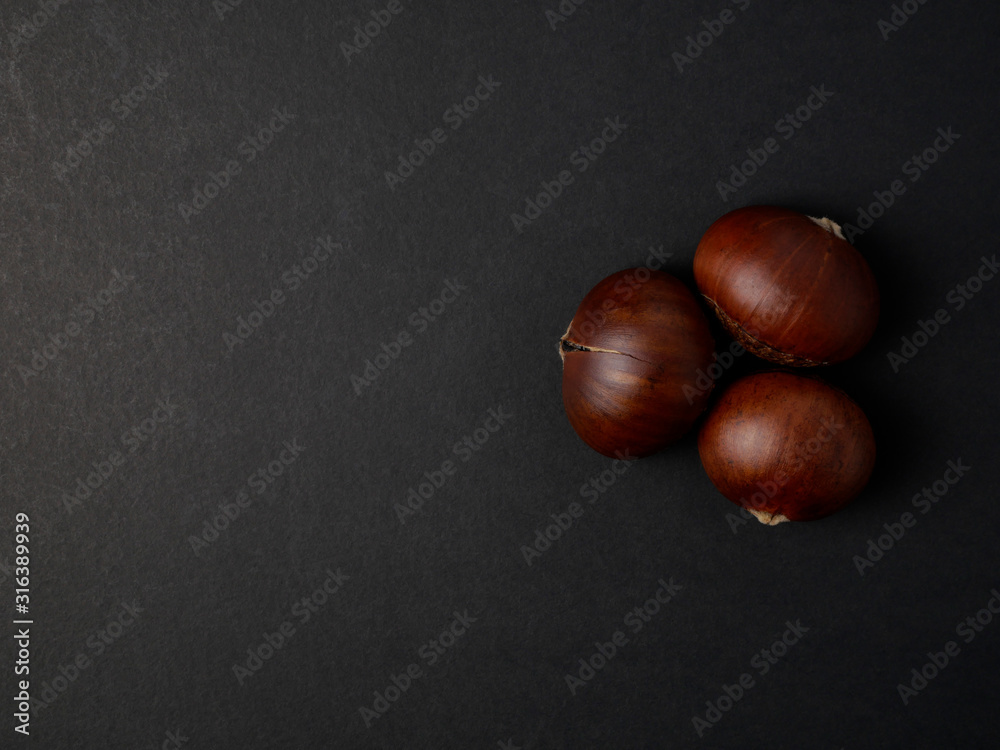 Obraz premium Chestnuts are grown as economic crops for selling seeds