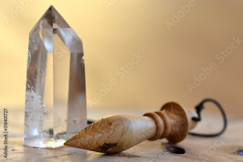 Fotografía Pendule radiesthésie avec un cristal de roche transparent