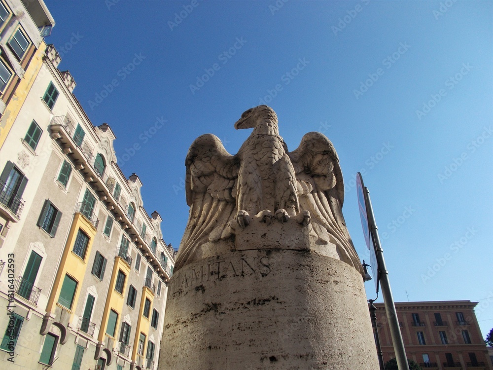 Piazza del Viminale, rzeźba orła na marmurowym cokole. Roma. - obrazy, fototapety, plakaty 