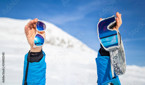 the choice of sports equipment for snowboarding. Glasses or mask? The concept of preparation for the ski season