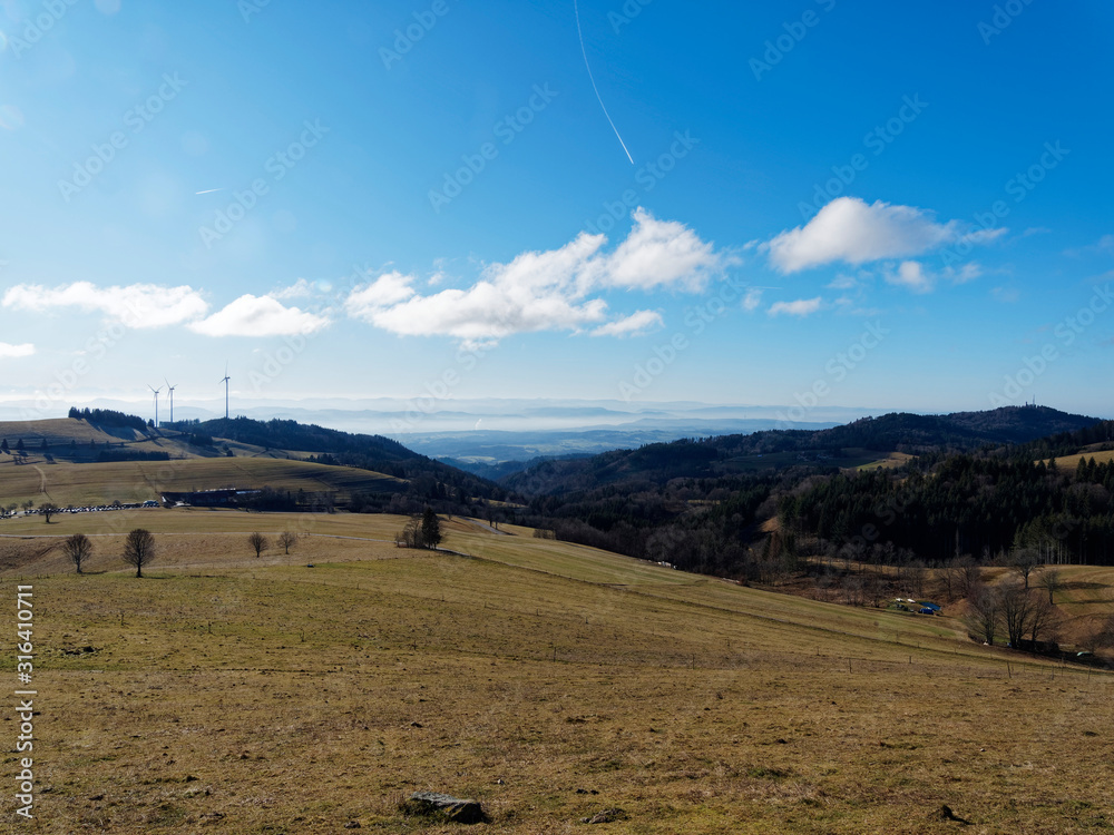 Obraz premium Von oben auf rohrenkopf in Gersbach im Berg. Hohe Möhr, Schweizer Jura und Alpen mit weitere Aussichtspunkte wie Hotzenwald, Dreiländereck Deutschland-Frankreich-Schweiz zu sehen