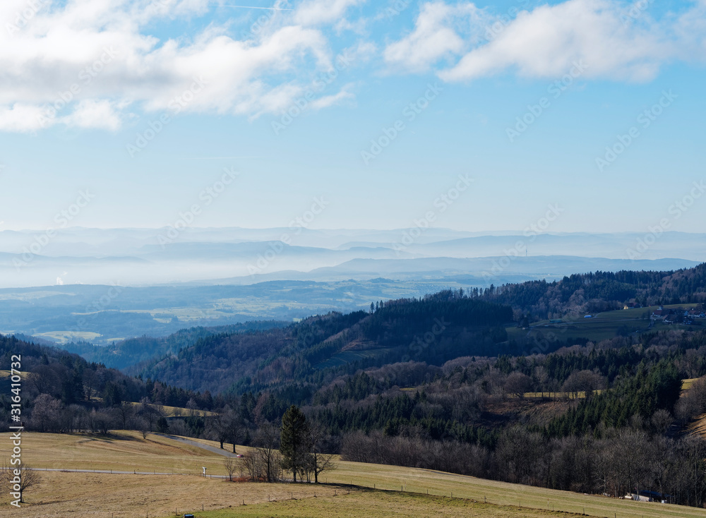 Von oben auf rohrenkopf in Gersbach im Berg. Hohe Möhr, Schweizer Jura und Alpen mit weitere Aussichtspunkte wie Hotzenwald, Dreiländereck Deutschland-Frankreich-Schweiz zu sehen