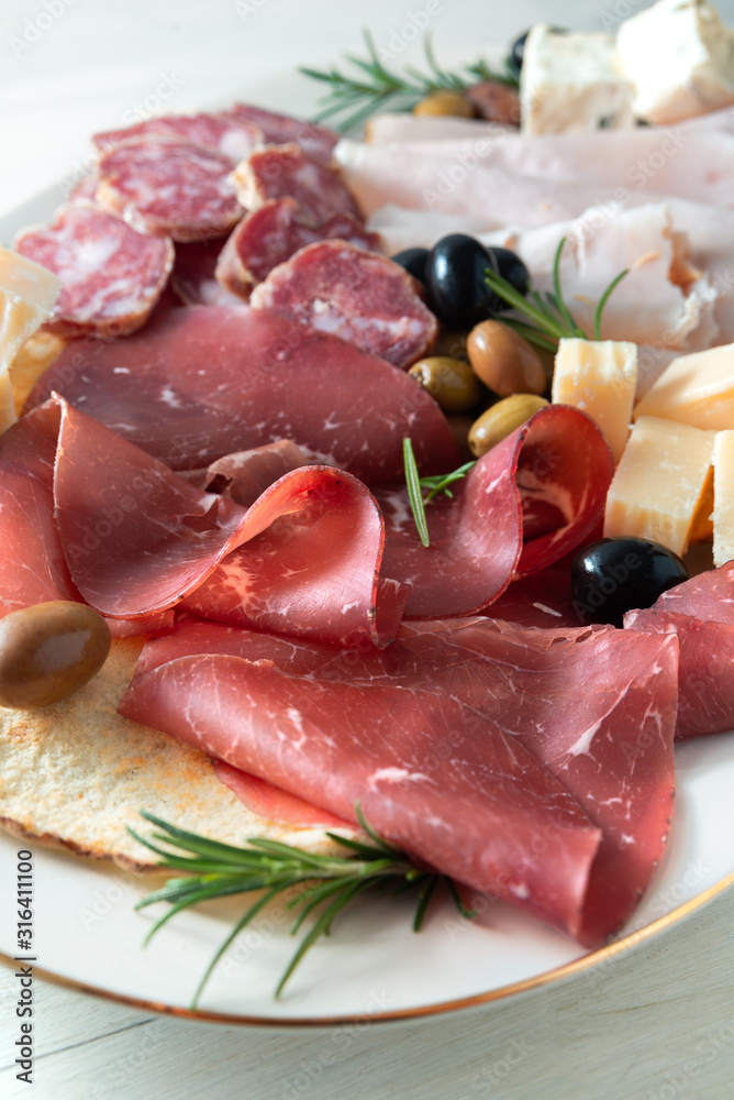 Piatto di bresaola, salame, parmigiano e gorgonzola, Cibi Italiani Piatto di bresaola, salame, parmigiano e gorgonzola, Cibi Italiani