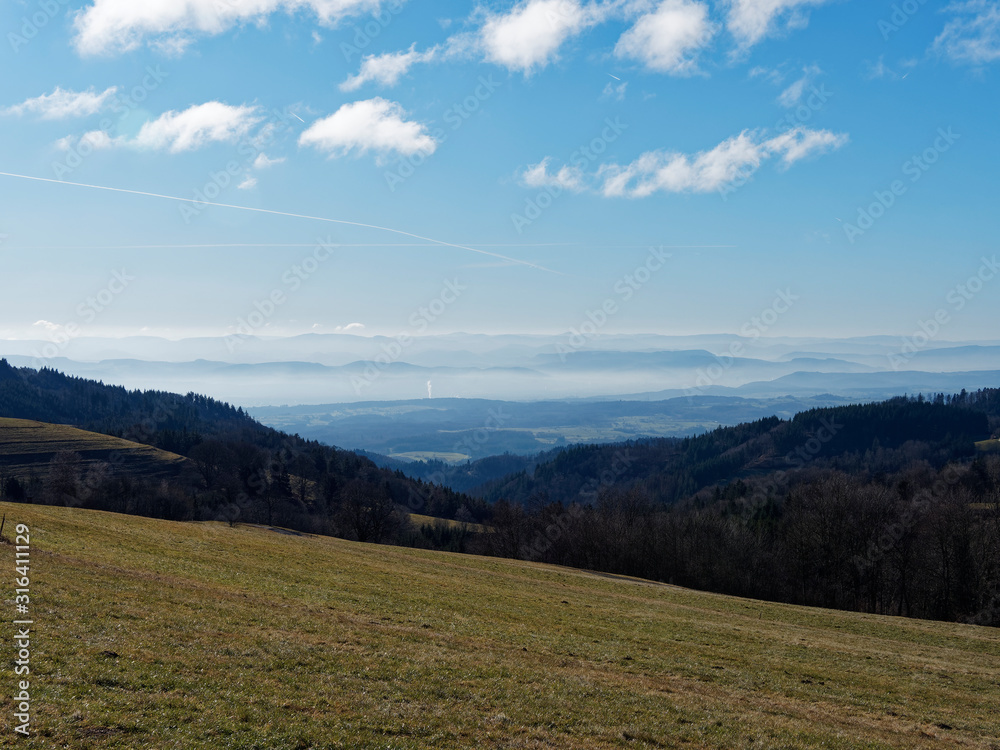 Von oben auf rohrenkopf in Gersbach im Berg. Hohe Möhr, Schweizer Jura und Alpen mit weitere Aussichtspunkte wie Hotzenwald, Dreiländereck Deutschland-Frankreich-Schweiz zu sehen