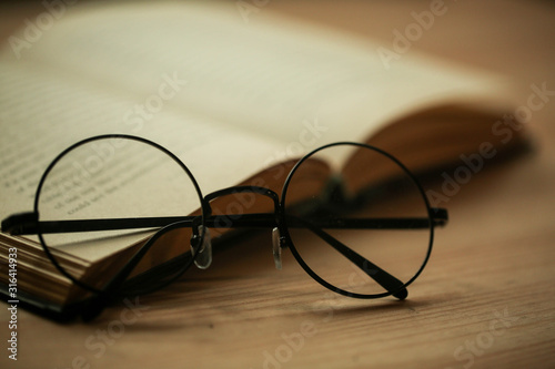 Foto round glasses on a book