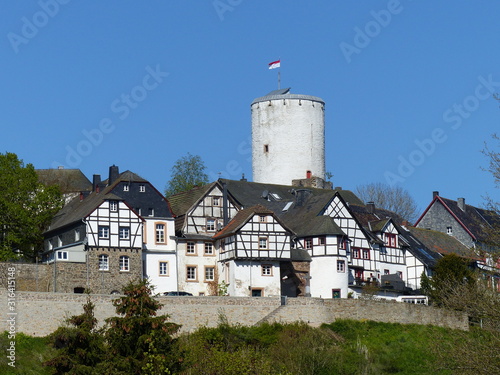 Burg Reifferscheid mit Fachwerkhäusern in der Eifel photo