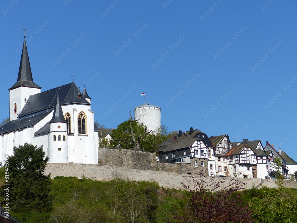 Blick auf Reifferscheid in der Eifel mit Kirche, Häusern und Burgturm