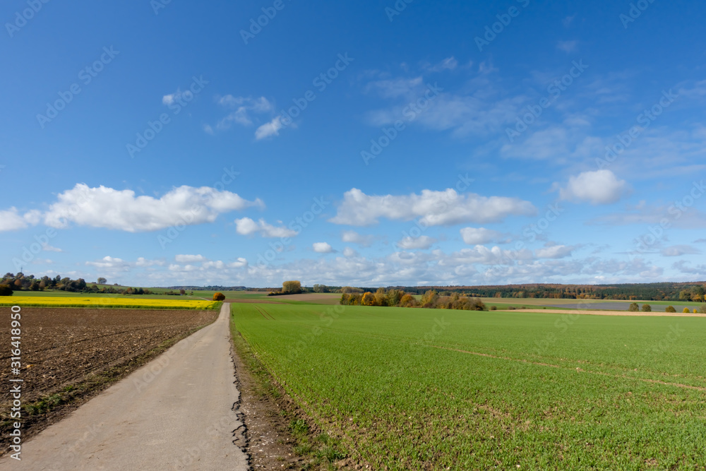 Feldflur im Herbst Straße links Feldflur im Herbst Straße links