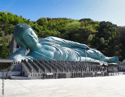 Liegender Buddha vor grüner Hügellandschaft in Fukuoka Japan