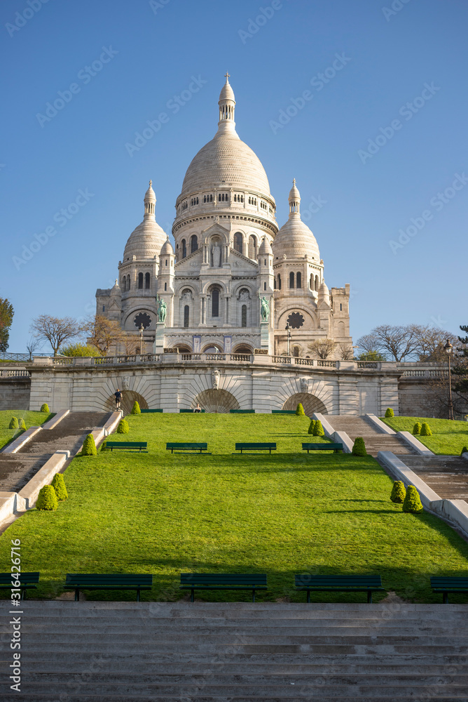 France. Paris. La basilique du Sacré Coeur sur la butte Montmartre. The Sacré Coeur basilica on Montmartre hill