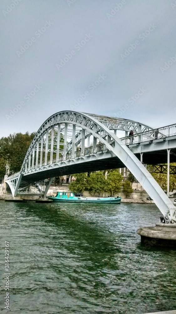Fototapeta premium view of a bridge in the city of paris