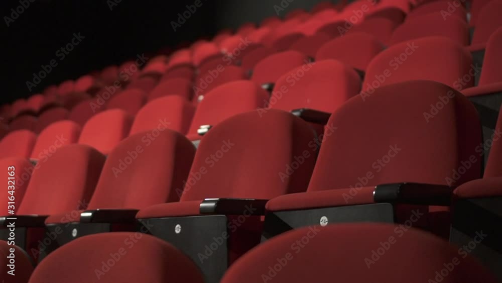 Butacas rojas para el público de teatro o cine