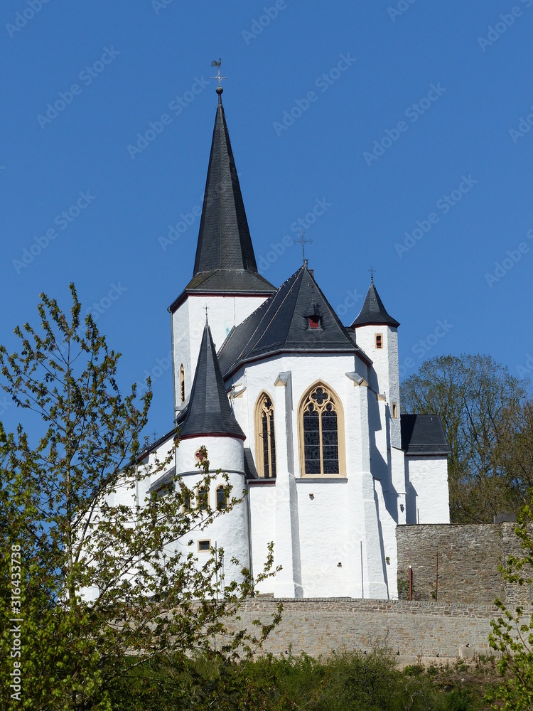 St.-Matthias-Kirche in Reifferscheid / Eifel im Hochformat