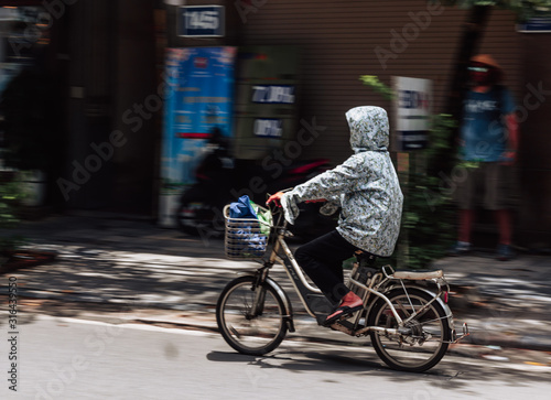 Ciclista pedaleando en la calle