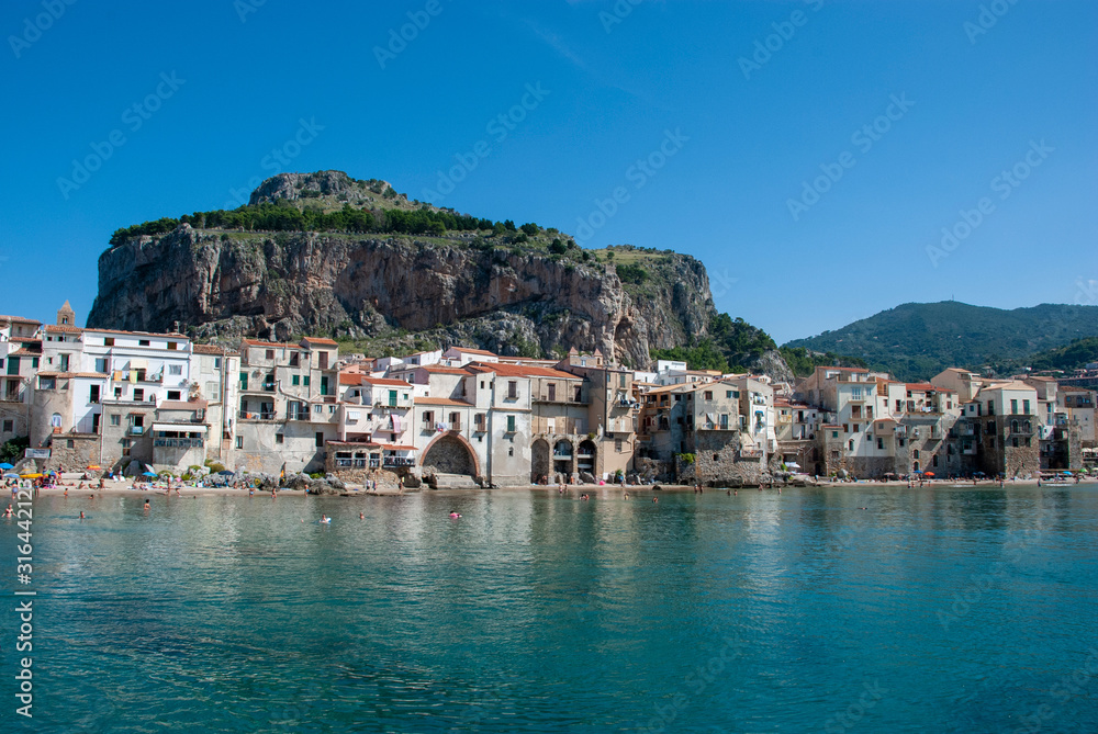 Blick auf die Stadt Cefalu auf der italienischen Insel Sizilien