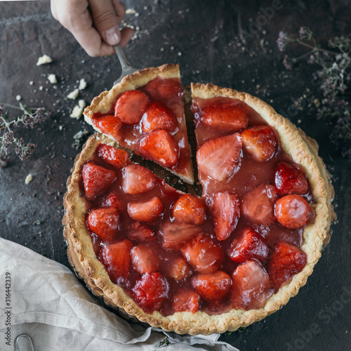 Fotografie Aspic strawberry shortcrust pie