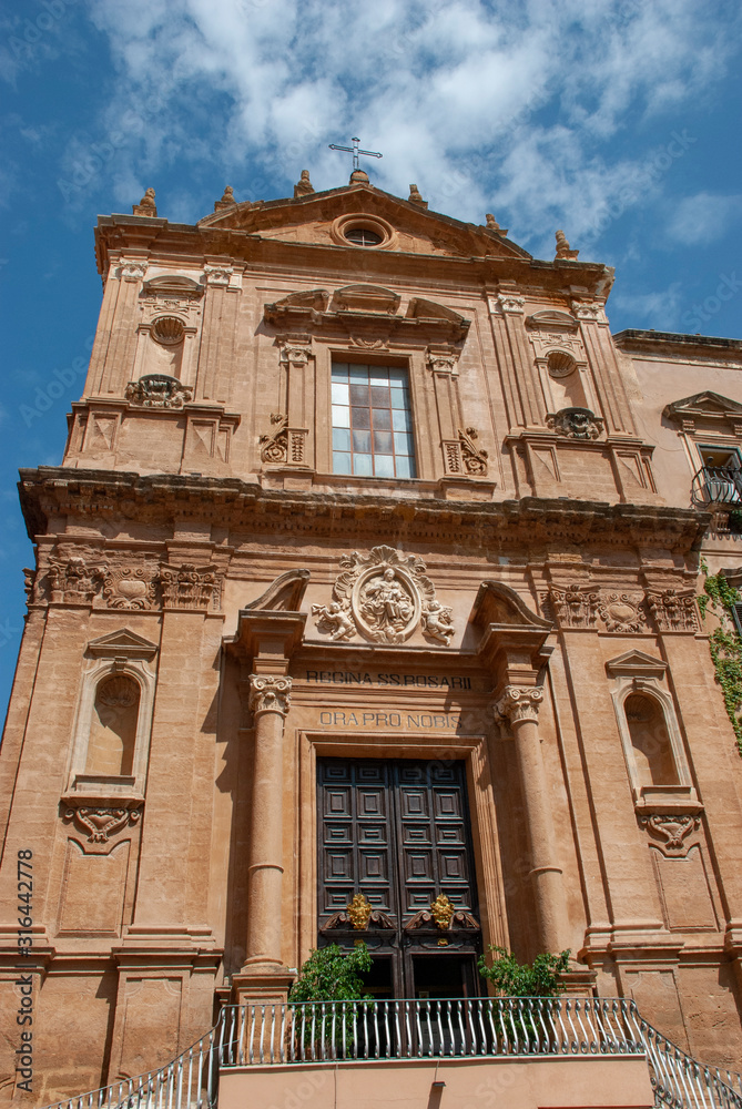 Portal einer katholischen Kirche in Agrigento, Italien - Sizilien