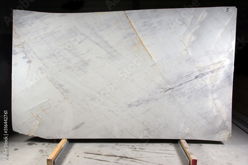 A white quartzite slab with red and dark stripes is called Bianco Appuano photo