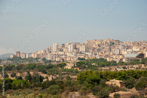 Blick auf die Stadt Agrigento auf der italienischen Insel Sizilien